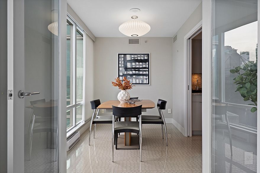 2102 590 Nicola Street