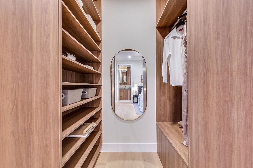 1 2945 E 44th Avenue