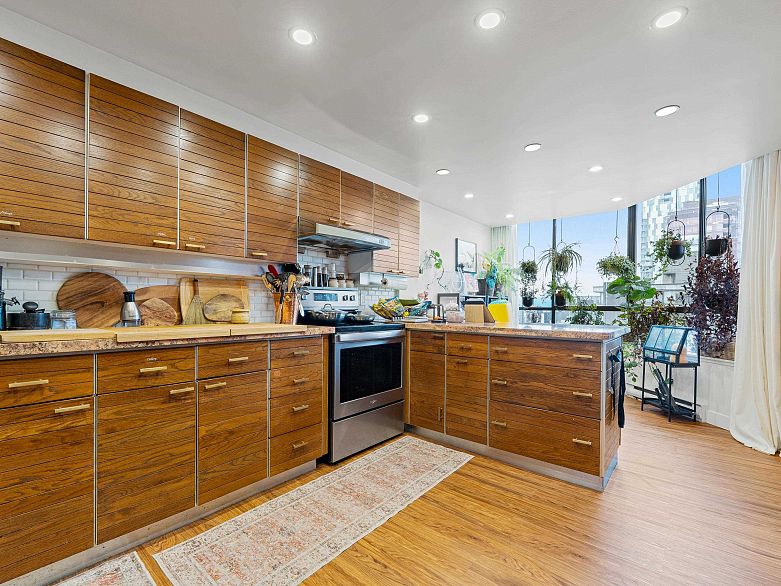 1601 738 Broughton Street