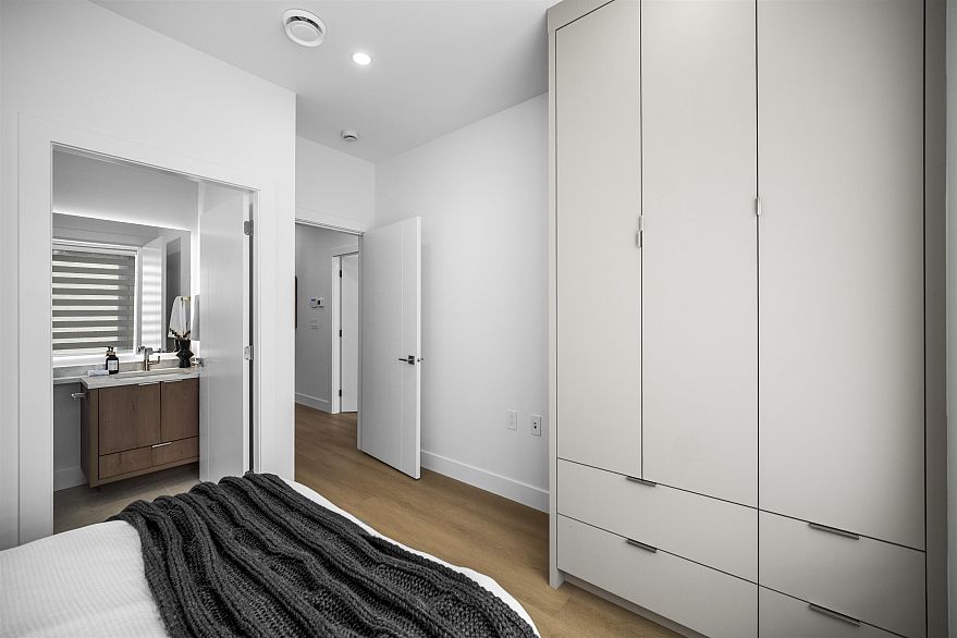 1 3563 E 25th Avenue