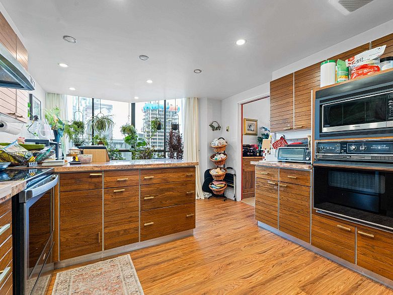 1601 738 Broughton Street