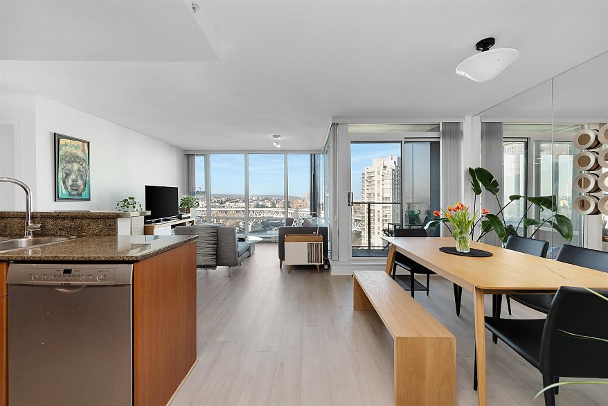 2105 455 Beach Crescent