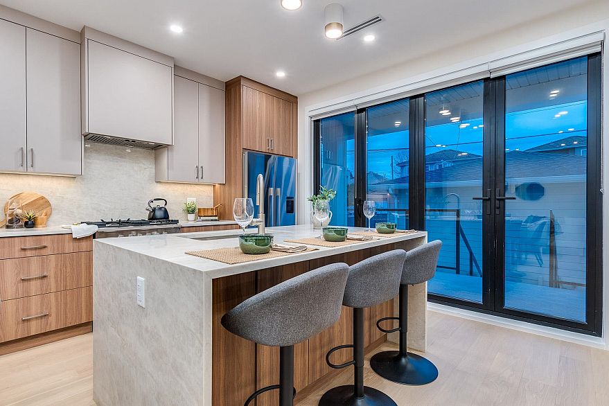 1 2945 E 44th Avenue