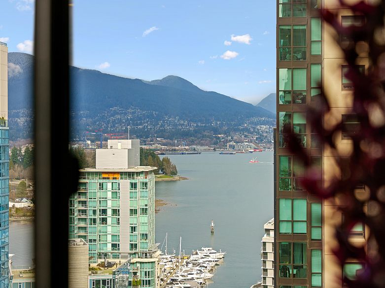 1601 738 Broughton Street