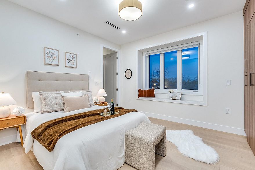 1 2943 E 44th Avenue