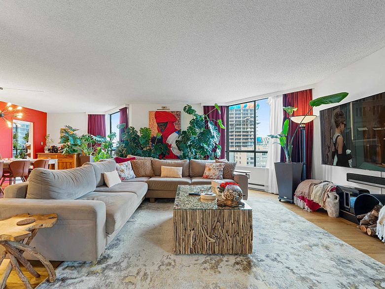 1601 738 Broughton Street