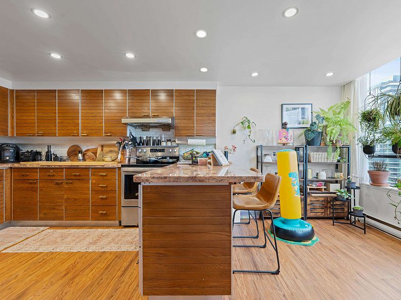 1601 738 Broughton Street