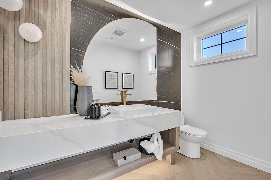 3526 E Lakewood Street