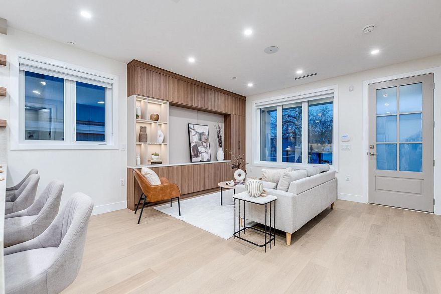 1 2943 E 44th Avenue