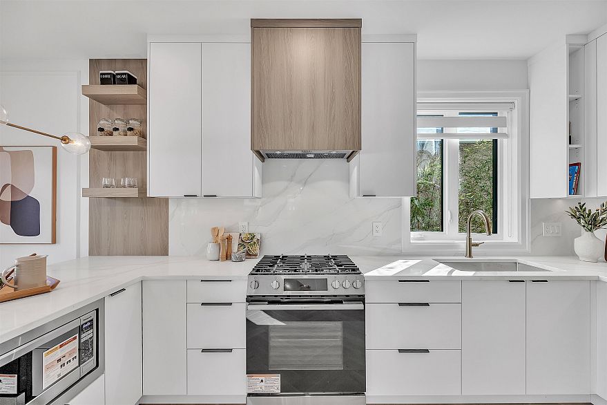 3526 E Lakewood Street