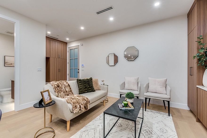 1 2945 E 44th Avenue