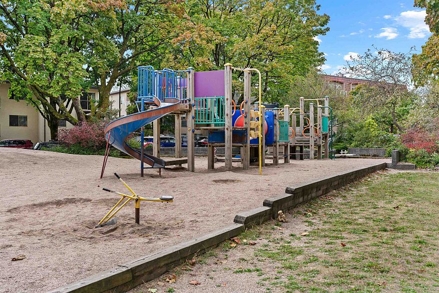 305 8775 Cartier Street