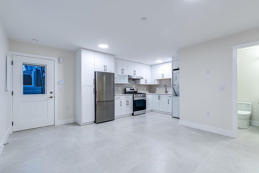 1 2943 E 44th Avenue