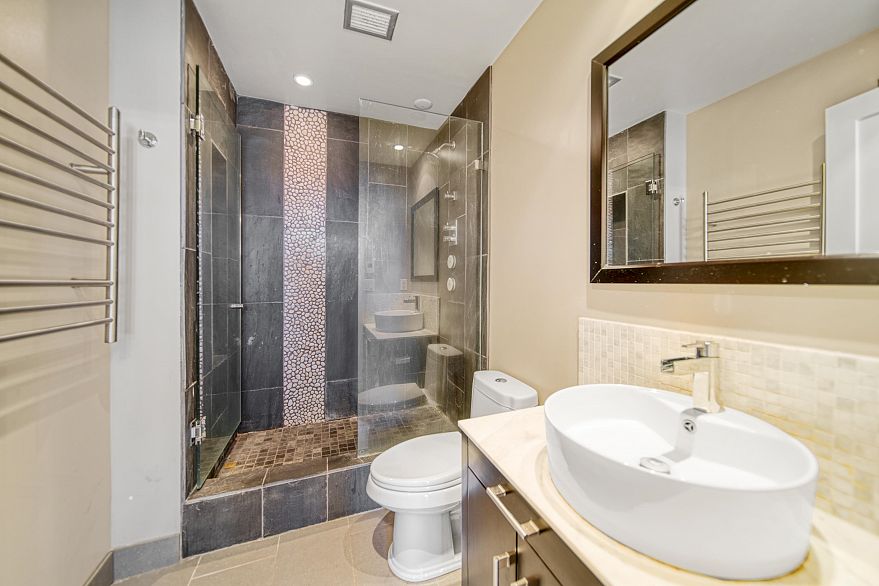 405 212 Davie Street