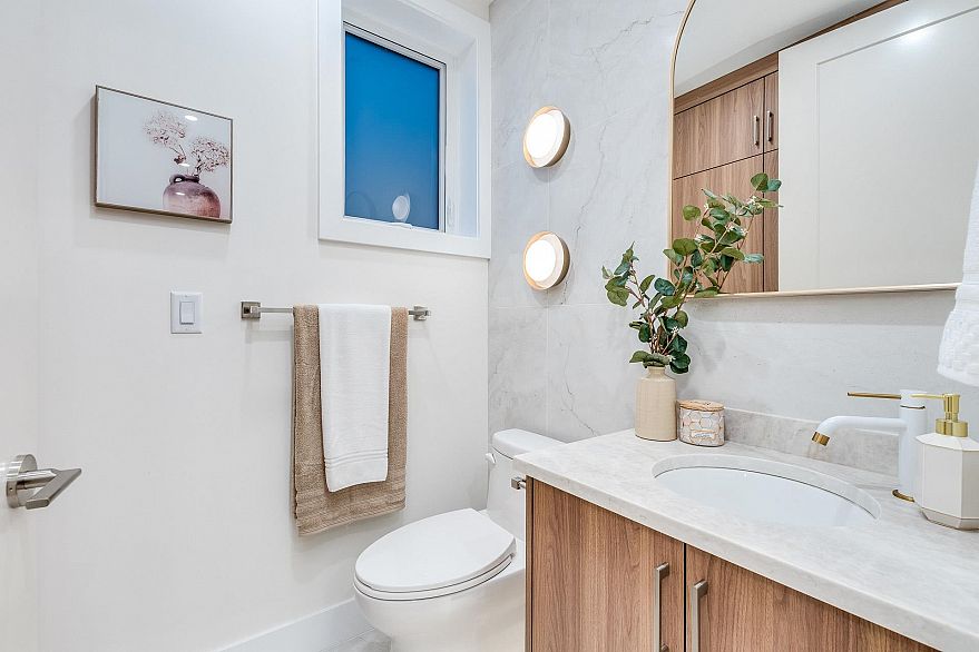 1 2943 E 44th Avenue