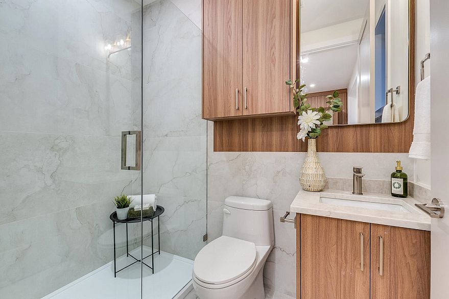 1 2945 E 44th Avenue