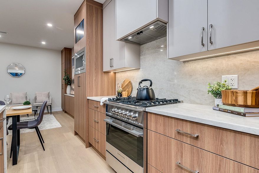 1 2945 E 44th Avenue