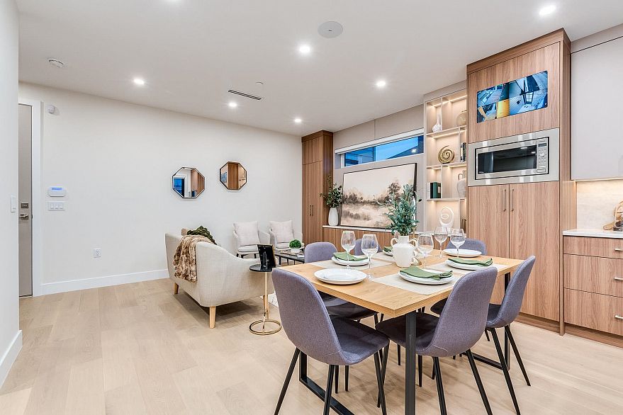 1 2945 E 44th Avenue