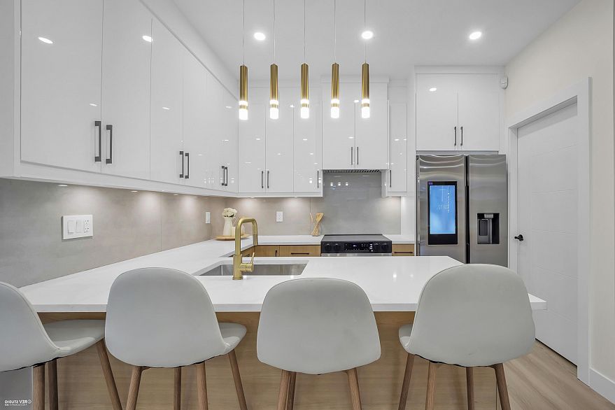 4 1577 E 58th Avenue