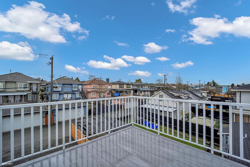 4 1577 E 58th Avenue