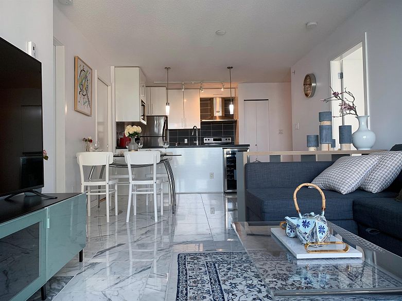 2903 689 Abbott Street