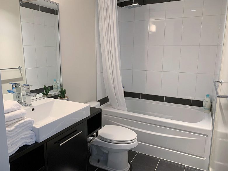 2903 689 Abbott Street