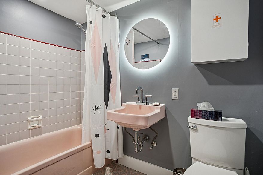 204 1050 Chilco Street