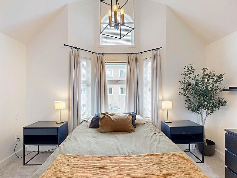 101 1672 E Pender Street