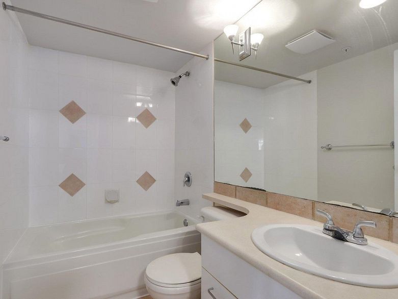 213 1989 Dunbar Street