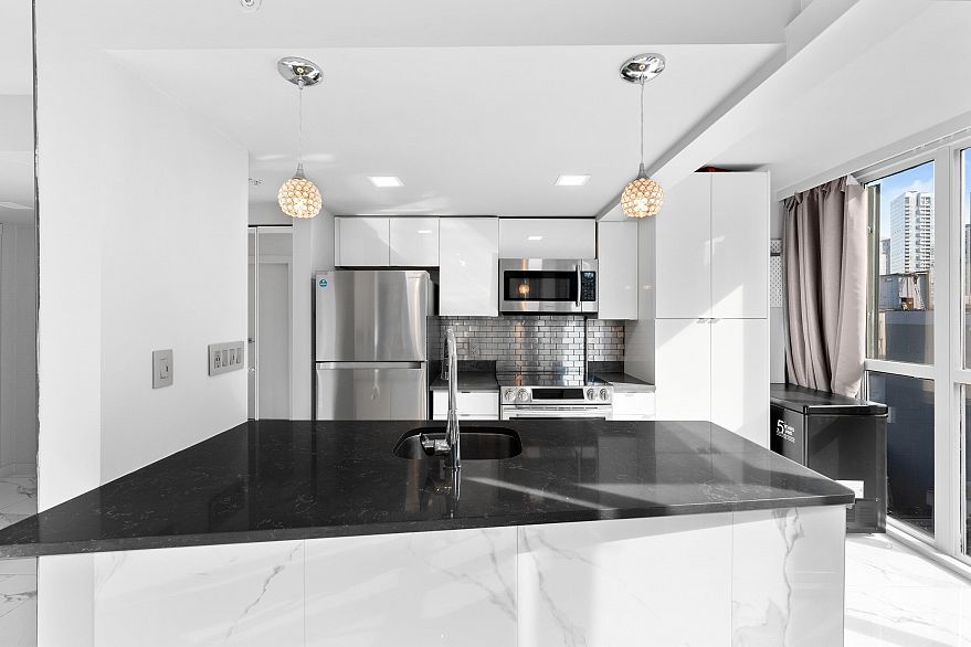 702 1188 Howe Street