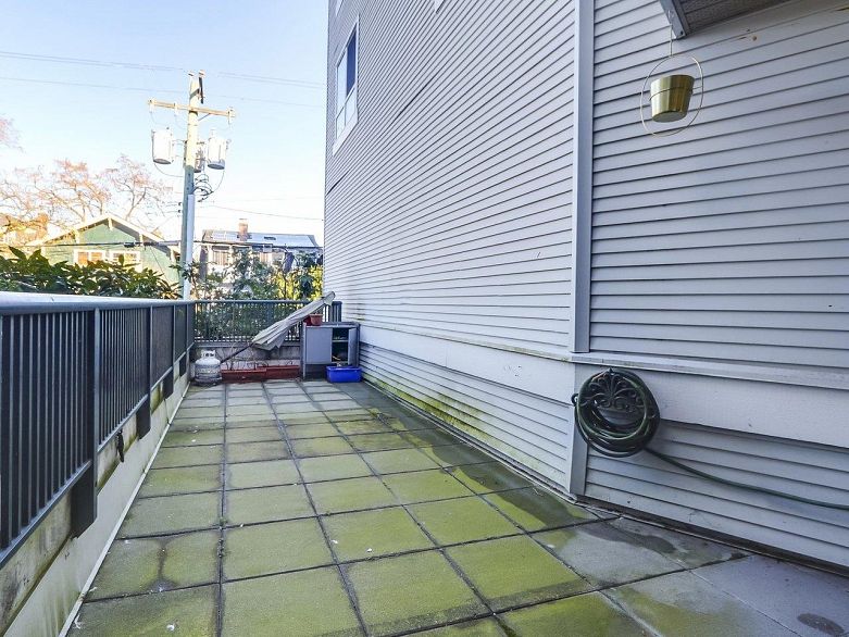 213 1989 Dunbar Street