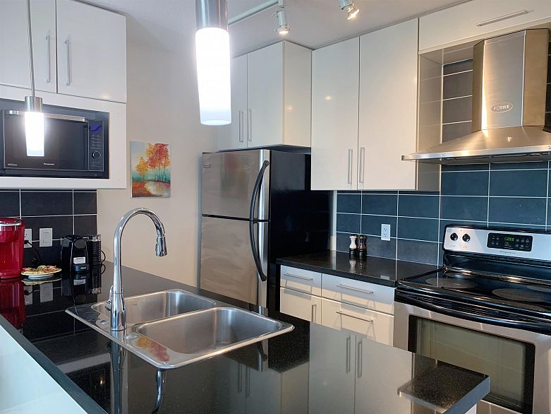 2903 689 Abbott Street