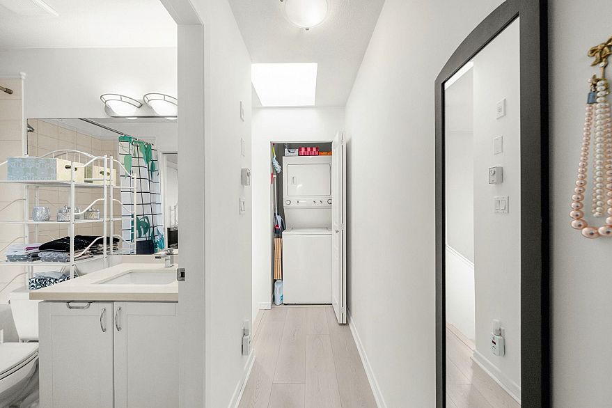 301 3727 W 10 Avenue