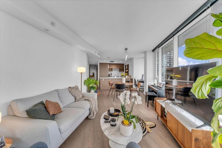 1609 68 Smithe Street