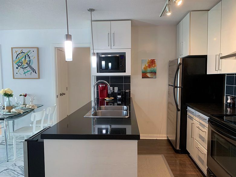 2903 689 Abbott Street