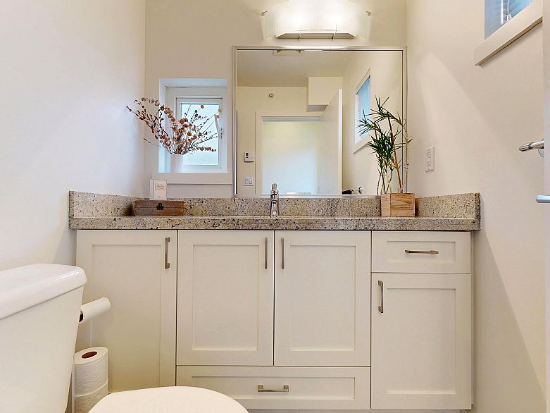 101 1672 E Pender Street