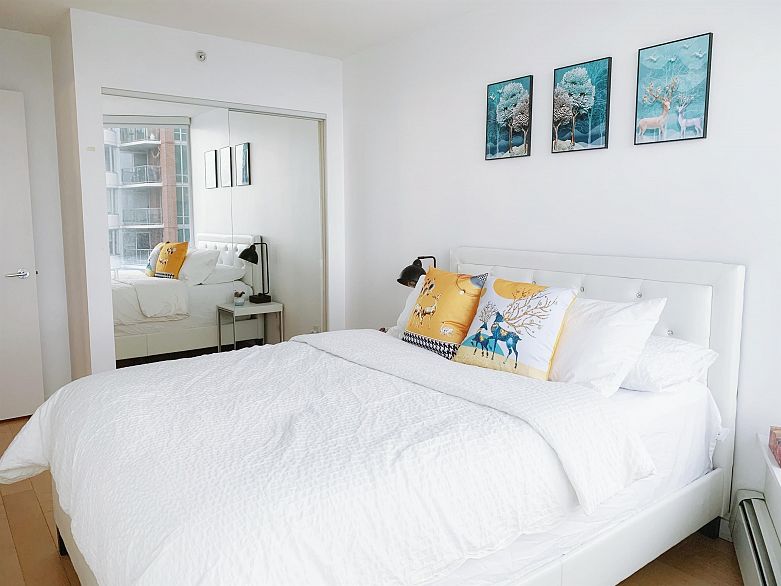 2903 689 Abbott Street