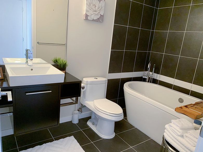 2903 689 Abbott Street