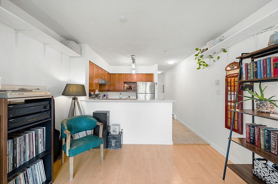 301 3727 W 10 Avenue