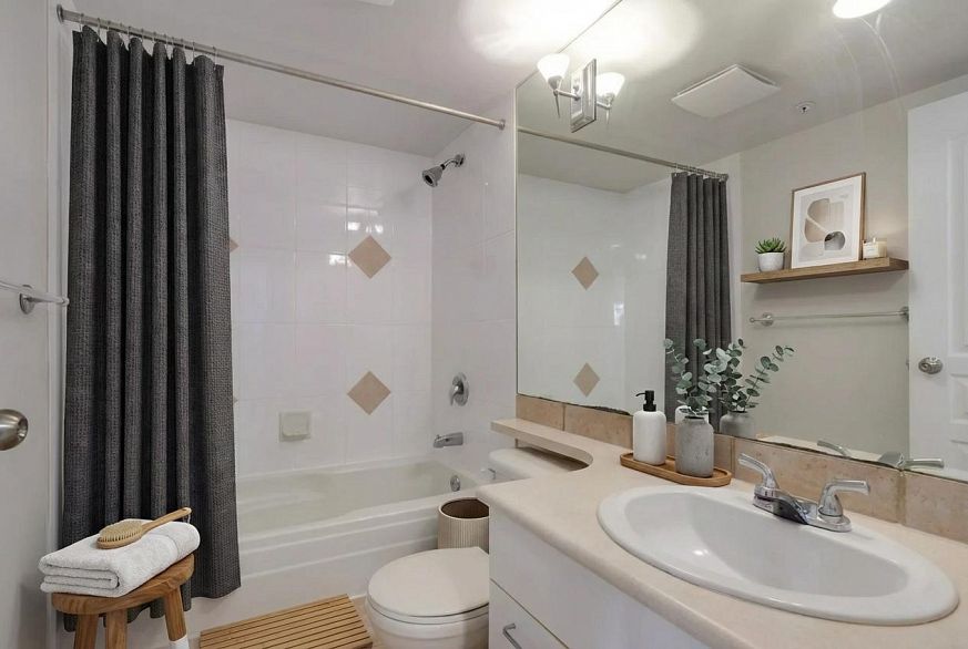 213 1989 Dunbar Street