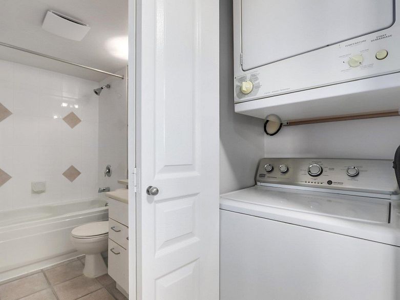 213 1989 Dunbar Street