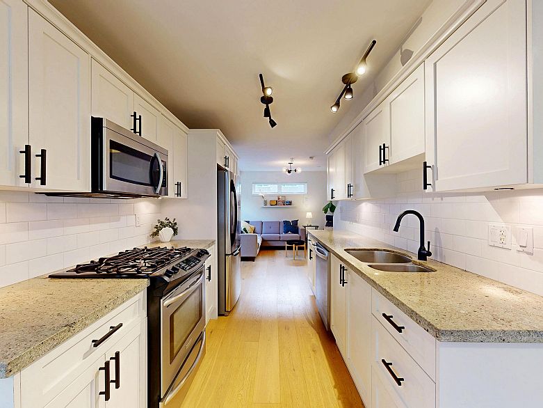 101 1672 E Pender Street