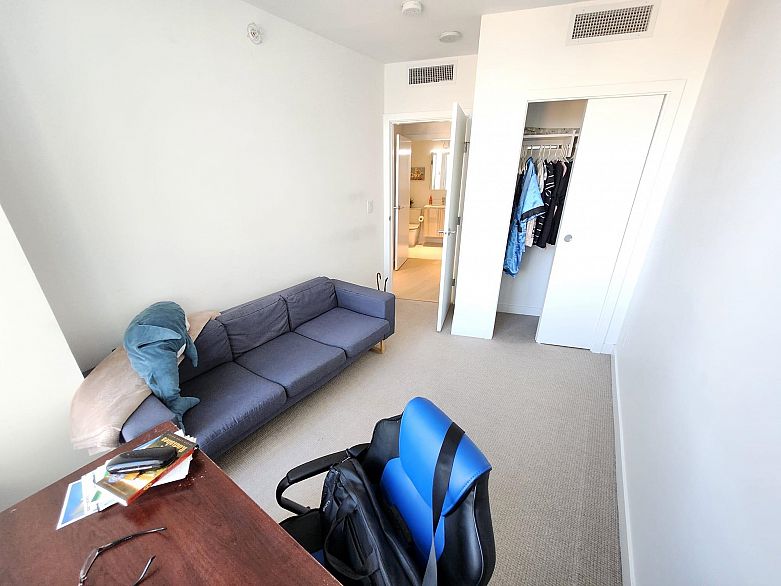 809 4638 Gladstone Street