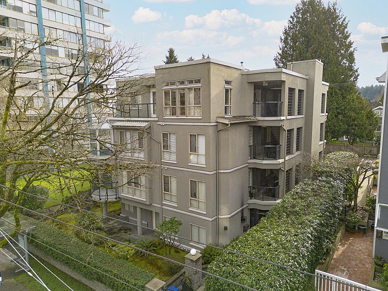 402 4688 W 10th Avenue