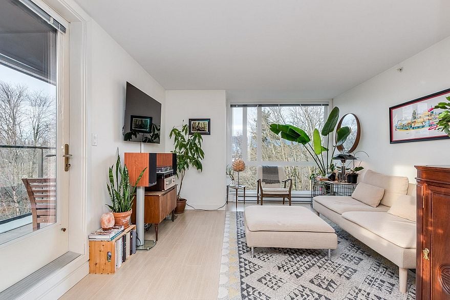 PH1 562 E 7th Avenue