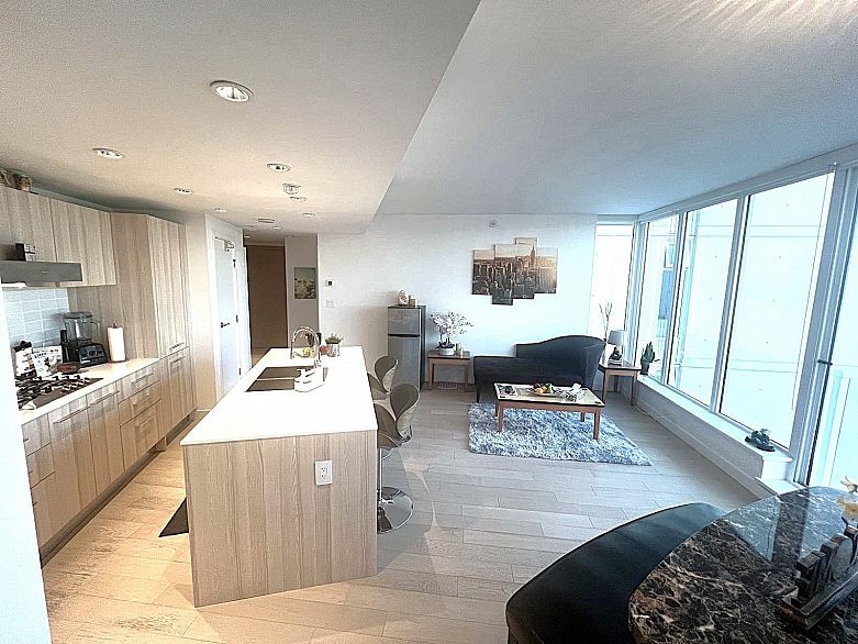 809 4638 Gladstone Street