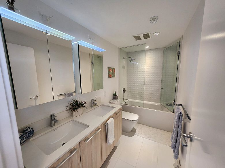 809 4638 Gladstone Street