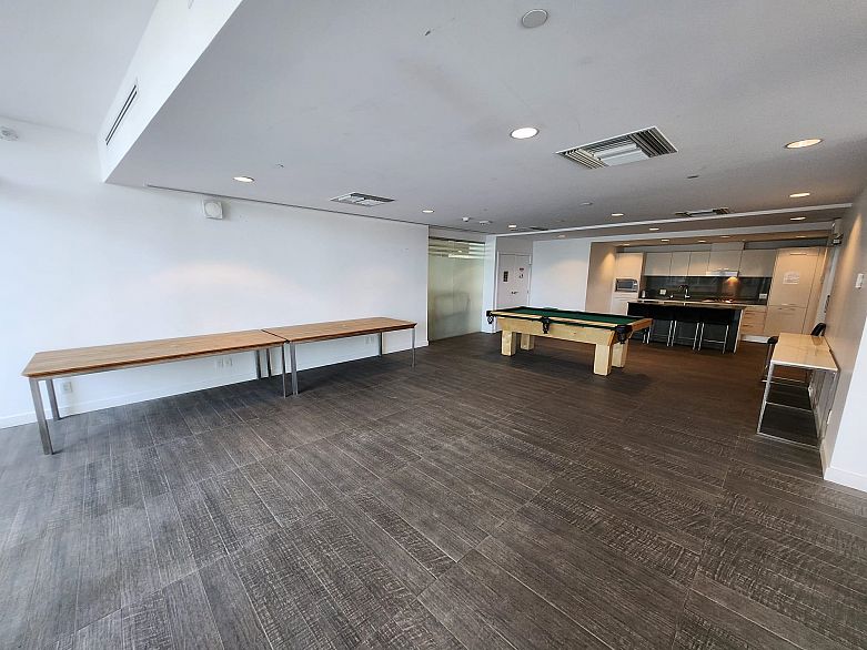 809 4638 Gladstone Street