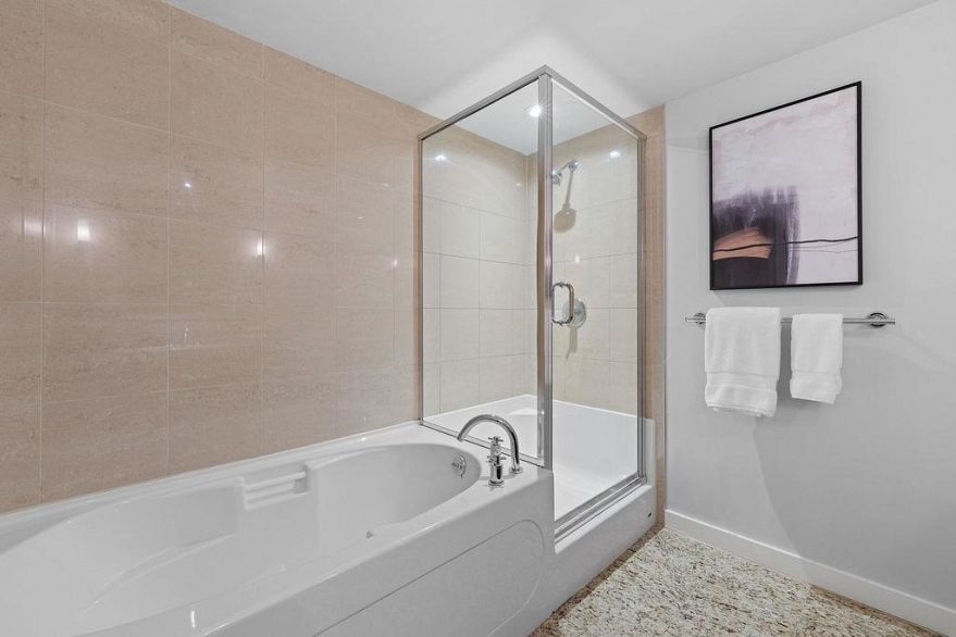 2805 583 Beach Crescent