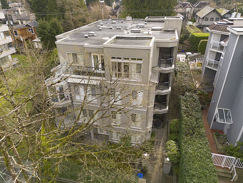 402 4688 W 10th Avenue